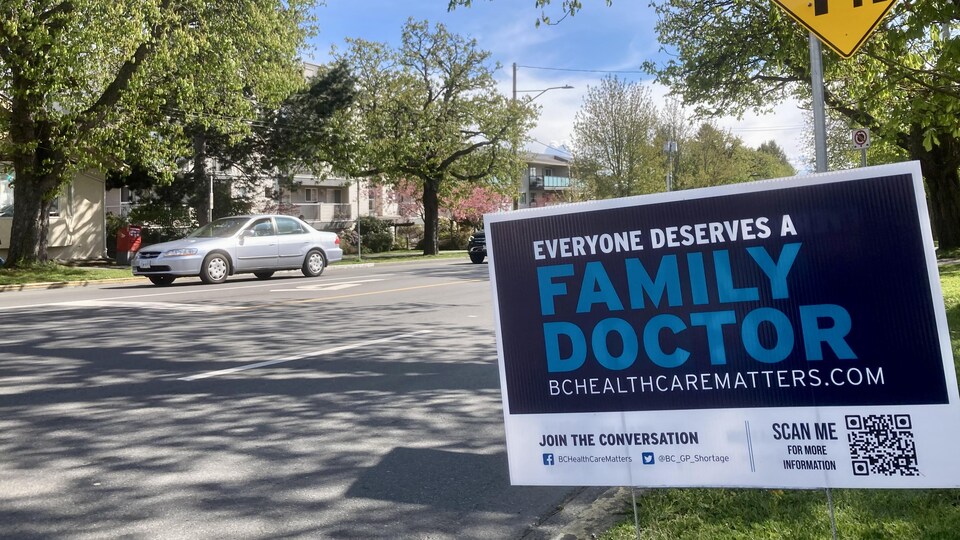 Une pancarte qui dit que tout le monde mérite un médecin de famille sur le bord d'une rue à Victoria.