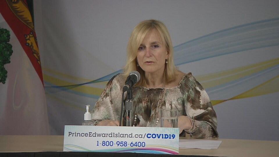 La médecin hygiéniste en chef de l'Île-du-Prince-Édouard, Heather Morrison, en conférence de presse.