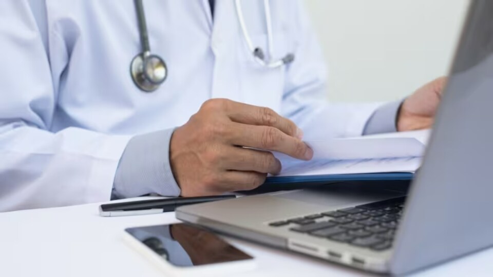 Un médecin devant son ordinateur