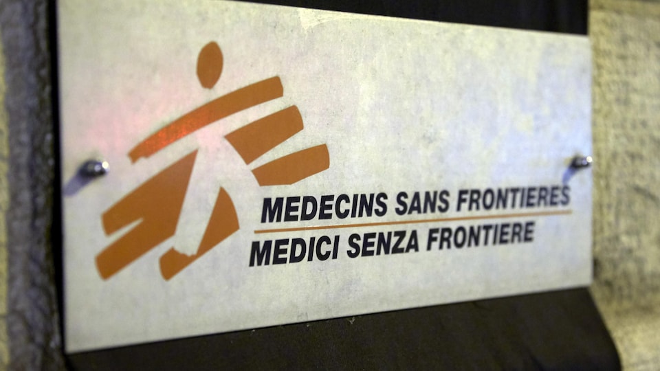 Une affiche de Médecins sans frontières.