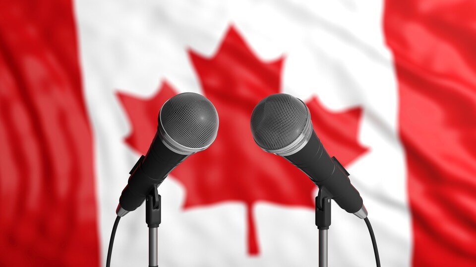Deux micros, avec un drapeau canadien en arrière-plan.
