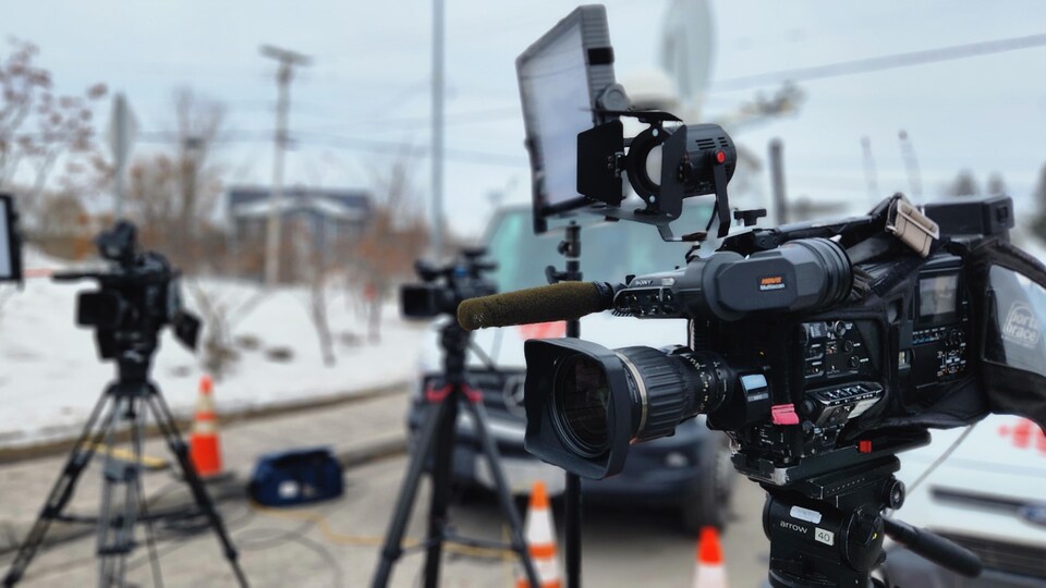 Gros plan sur une caméra installée pour un tournage à l'extérieur.