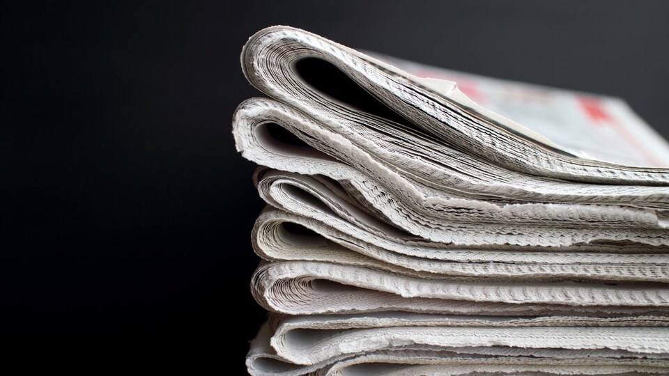 Une pile de journaux