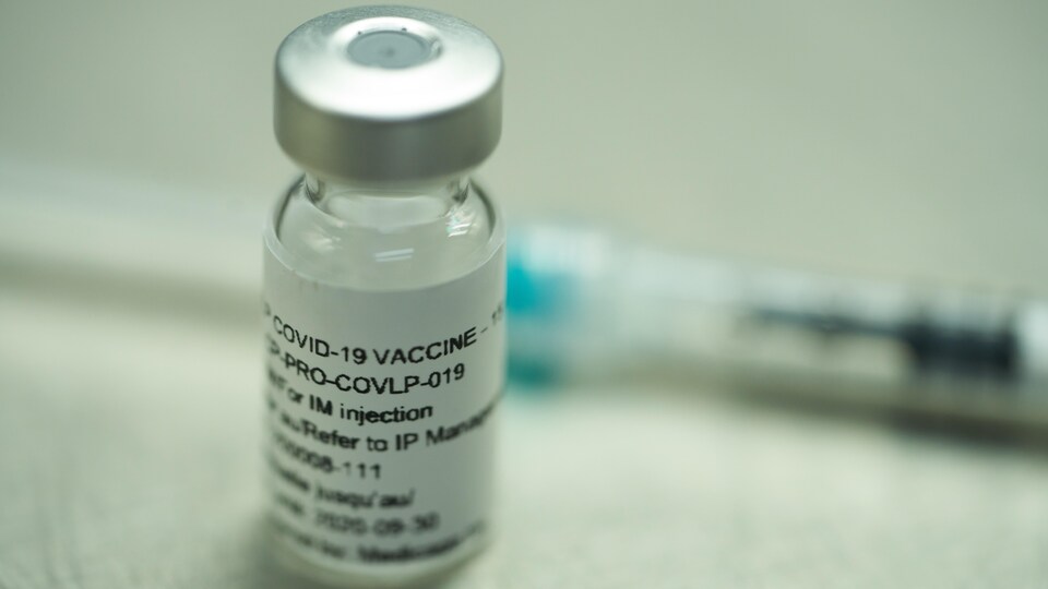 Une fiole contenant une dose de vaccin.