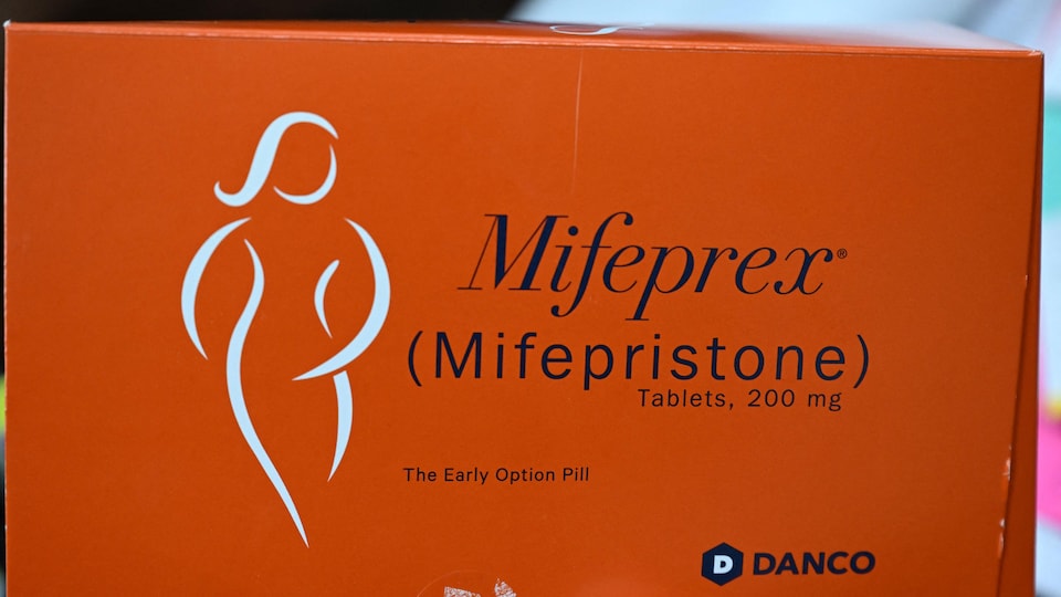 Une boîte contenant des pilules abortives de marque Mifeprex (Mifepristone).
