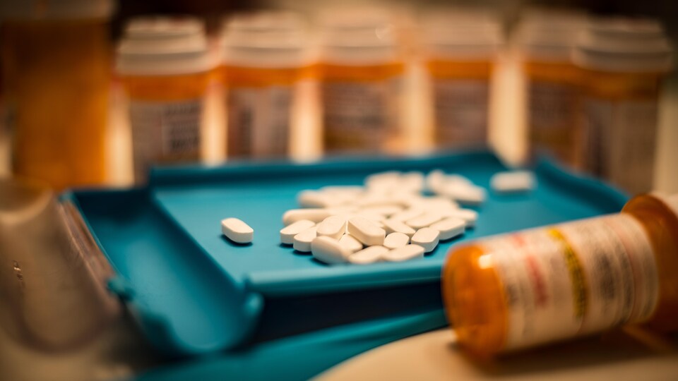 Médicaments sur le comptoir d'un pharmacien.