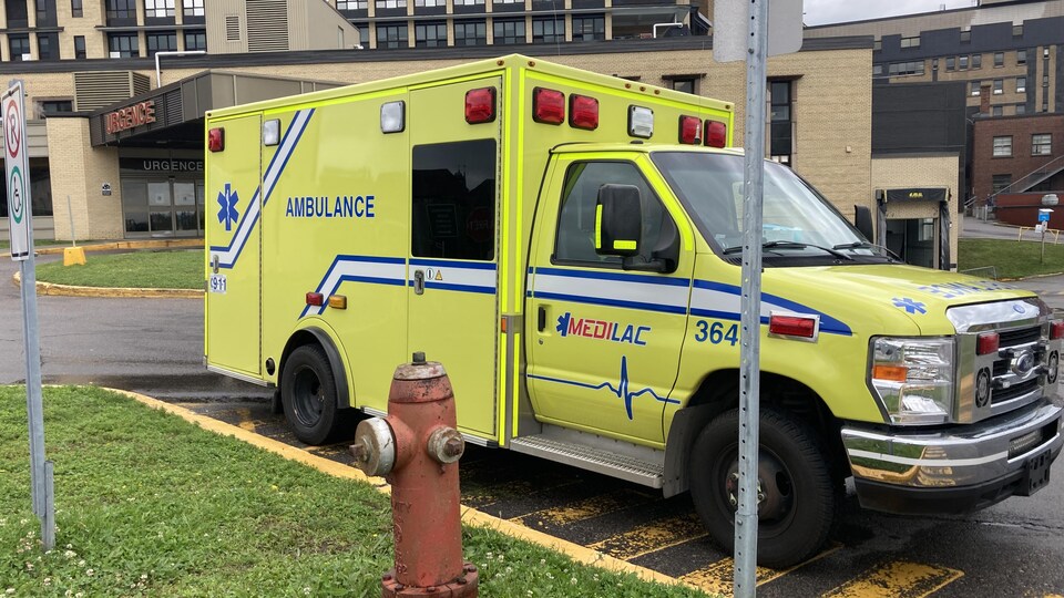 Une ambulance de Médilac devant l'hôpital de Chicoutimi.