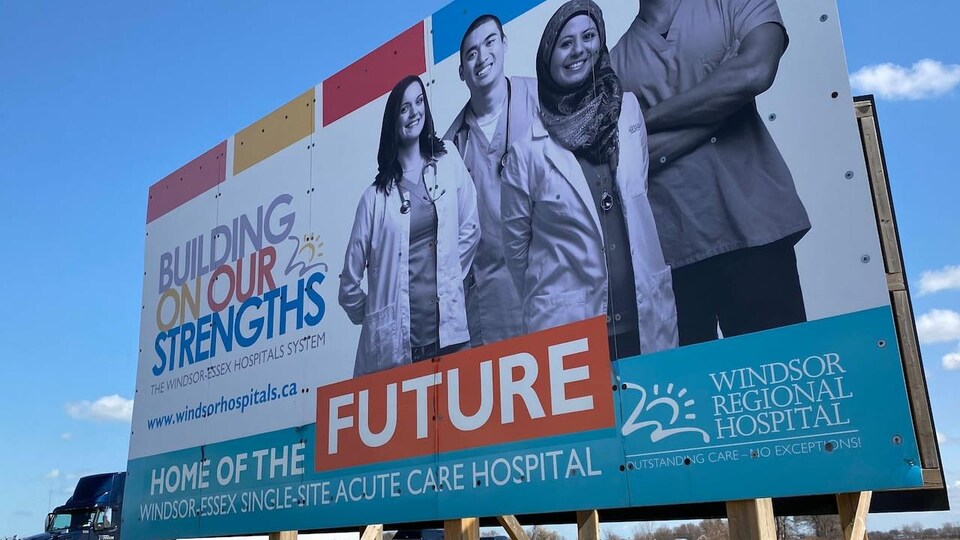 L'affiche d'un nouvel hôpital en bordure de route