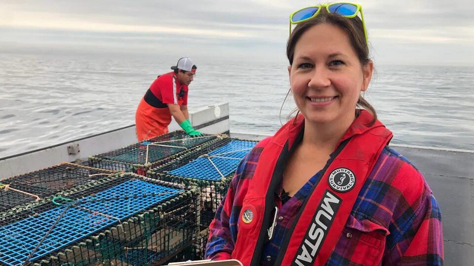 Megan Bailey près de casiers à homard.
