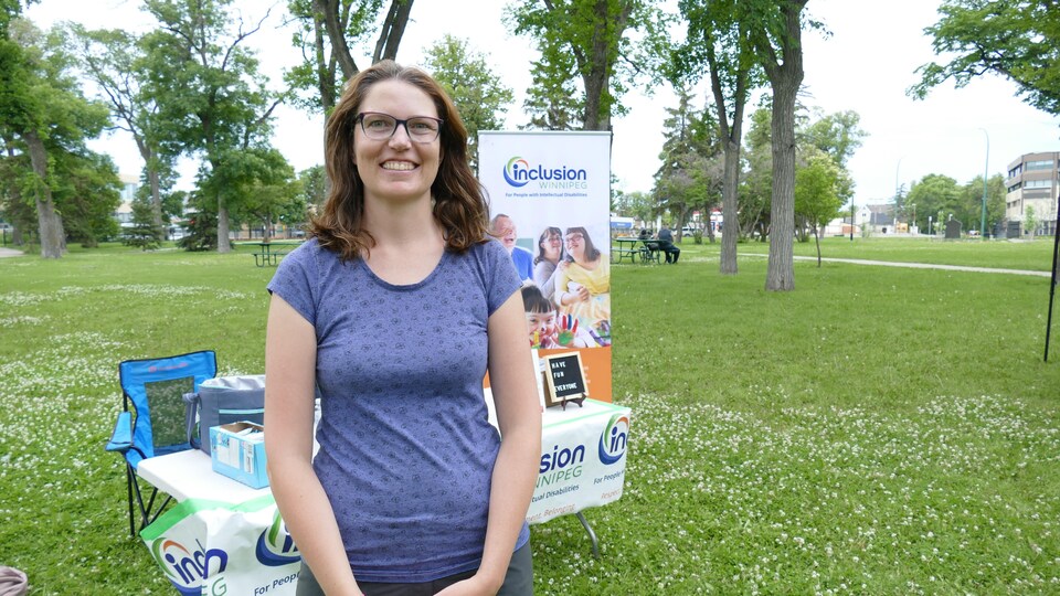Megan Scott représentait son organisme, Inclusion, lors de cet événement organisé par Inspire le 9 juillet 2022 au parc Vimy Ridge, à Winnipeg. 