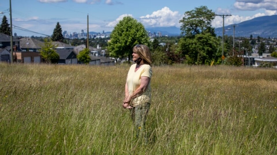 Megan Watson dans l'herbe haute.