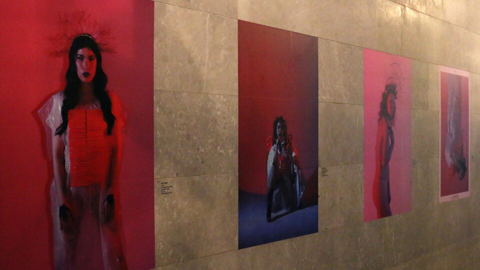 Des oeuvres de l'artiste atikamekw Meky Ottawa, exposées à la Maison du Conseil des arts de Montréal. Elle y présente son exposition Résurgence.