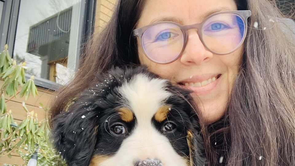 Mélanie Béliveau avec son chien.