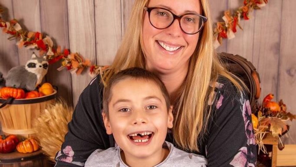Mélanie Bélanger sourit. Elle entoure de ses bras son fils Malyk, sept ans.