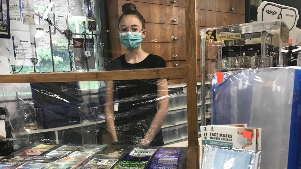 Malorie Darveau derrière le comptoir du dépanneau.