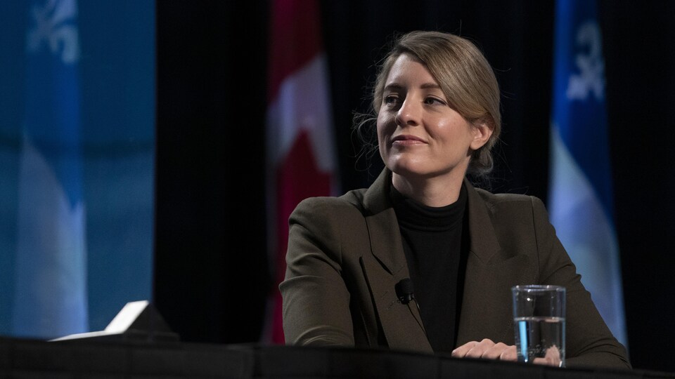 Mélanie Joly est assise durant une conférence de presse.