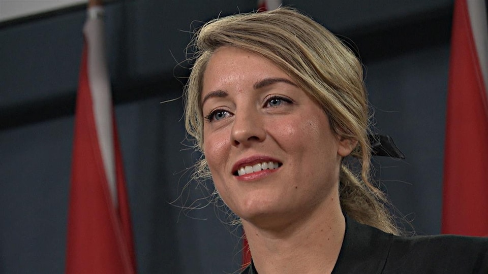 La ministre du Patrimoine canadien, Mélanie Joly, devant les médias