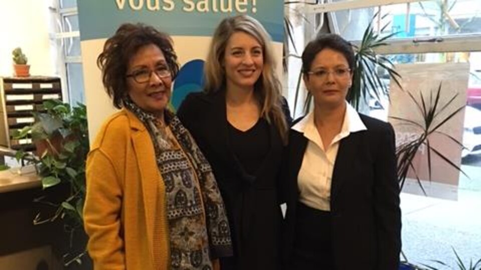 La député vancouvéroise Edy Fry, la ministre du Patrimoine Mélanie Joly et la présidente de la fédération des francophones Padminee Chundunsing posent pour les caméras.
