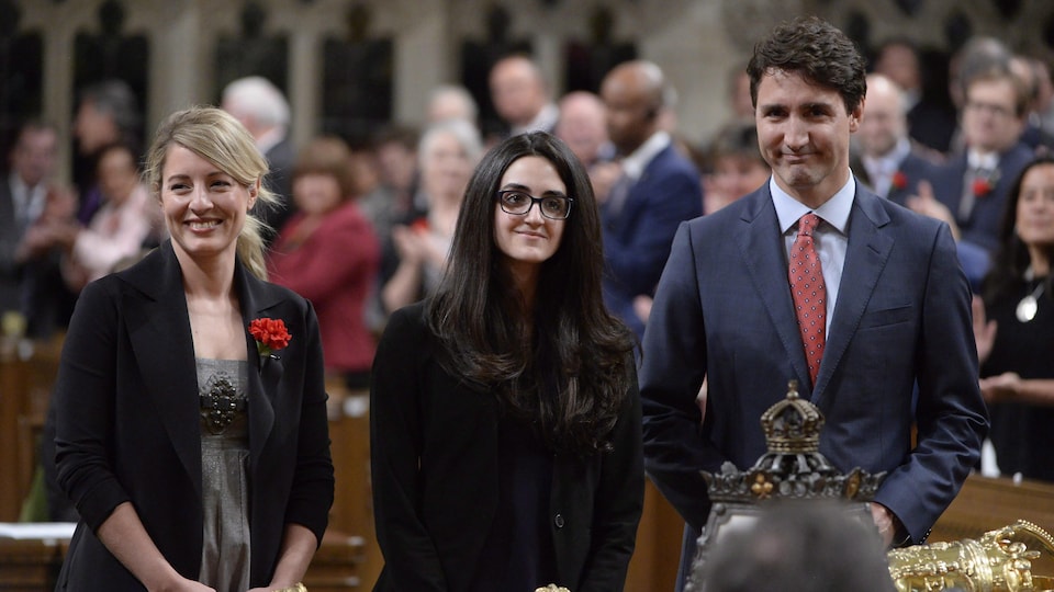 Mélanie Joly, Emmanuella Lambropoulos et Justin Trudeau sont au parlement.