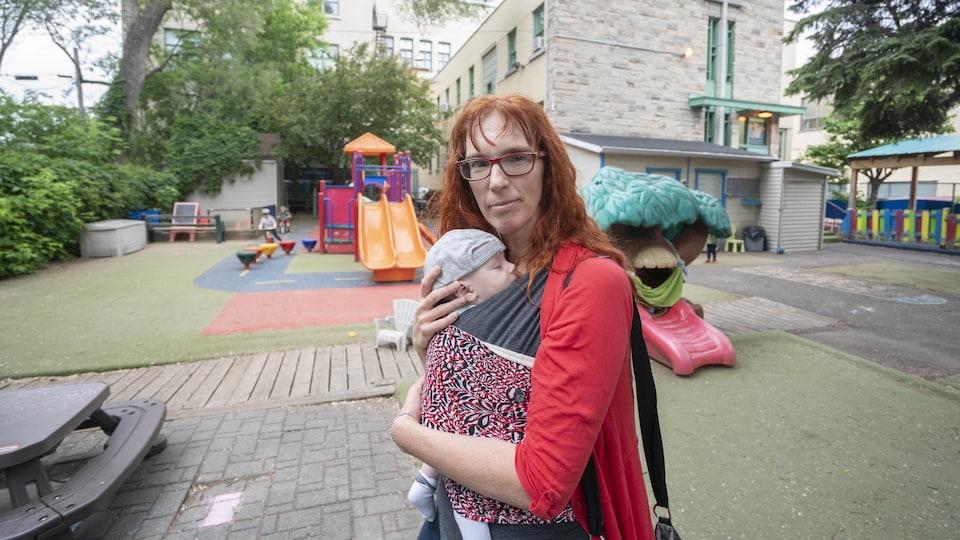 Mélissa Meunier has four children. He held in his arms the youngest in the family, Léon