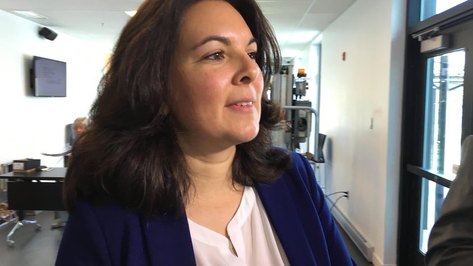 La directrice des relations Cris-Québec au Grand Conseil des Cris, Melissa Saganash, devant les journalistes à la sortie de l'audience de la Commission sur les relations entre les autochtones et certains services publics (CERP)