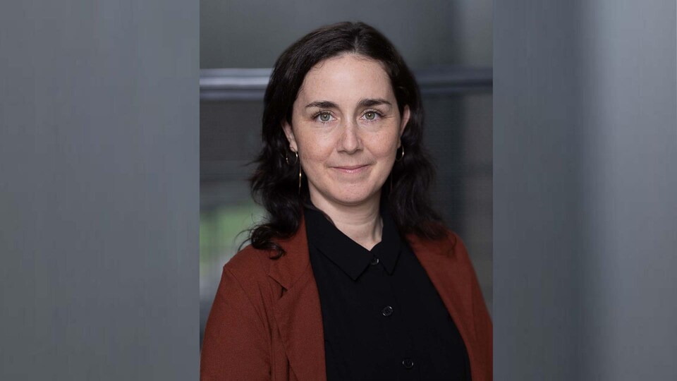 Mélodie Mondor dirige le Collectif régional de développement du Bas-Saint-Laurent (CRD). Elle pose avec un timide sourire.