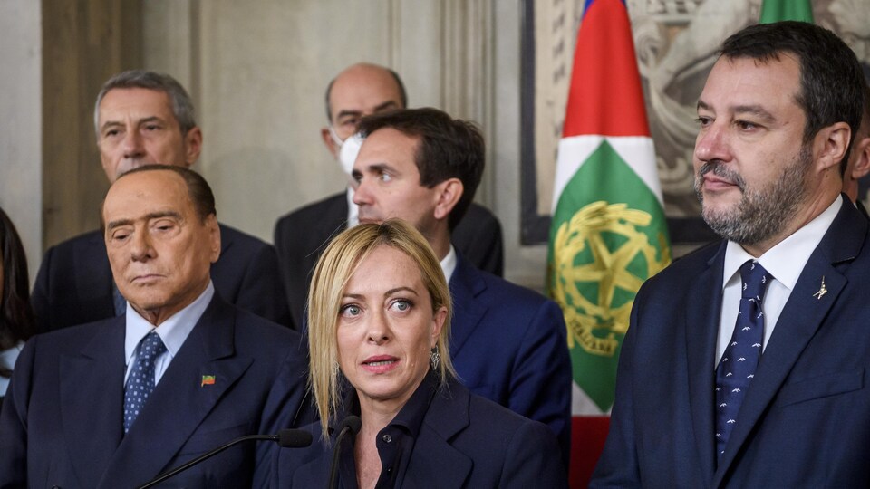 Giorgia Meloni entre Silvio Berlusconi (à gauche) et Matteo Salvini (à droite).