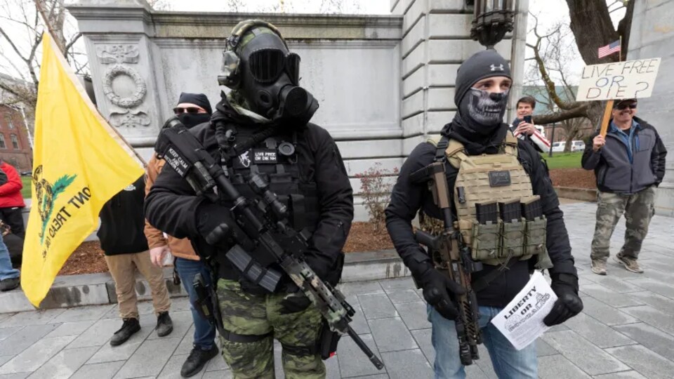 Des hommes masqués et armés.