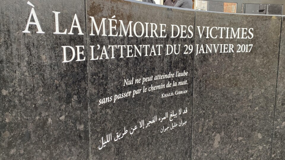 Sur le mémorial, on peut lire : À la mémoire des victimes de l'attentat du 29 janvier 2017, ainsi qu'une phrase du poète Khalil Gibran. 