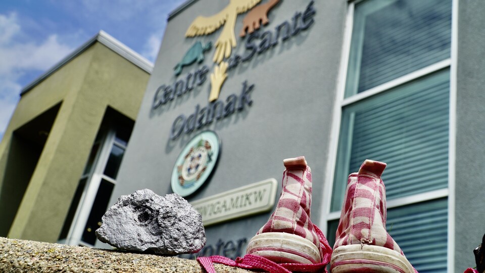 Une paire de soulier devant le Centre de santé Odanak