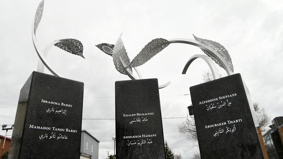 Des pierres avec le nom des victimes de l’attentat de la grande mosquée de Québec.