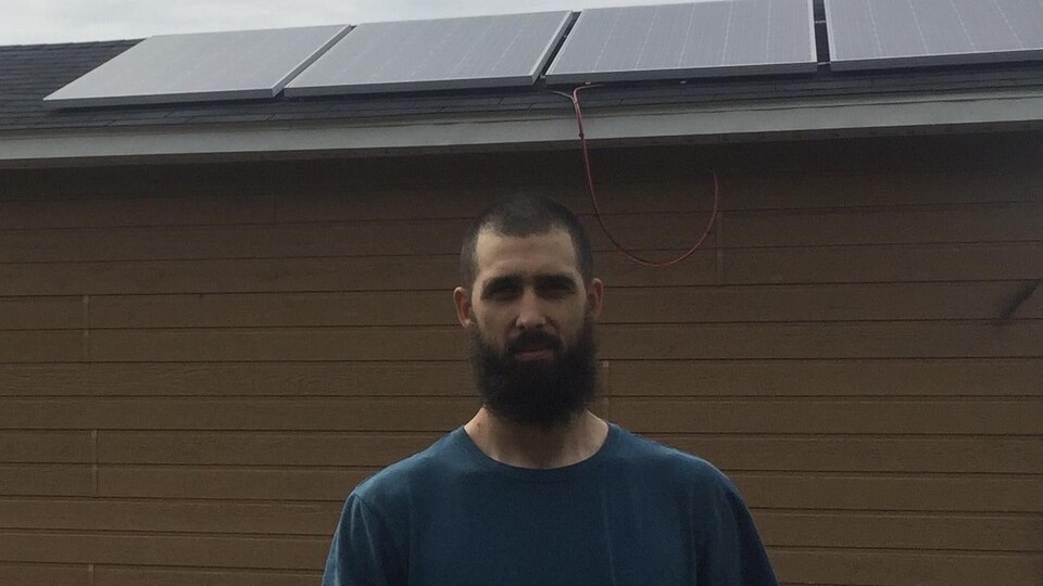 Gabriel LeBlanc devant sa maison.