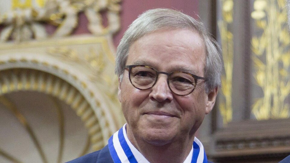 Gros plan de Jacques Ménard à l'Assemblée nationale du Québec.