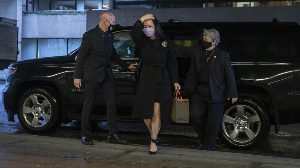 Meng Wanzhou sort d'une voiture devant le palais de justice.