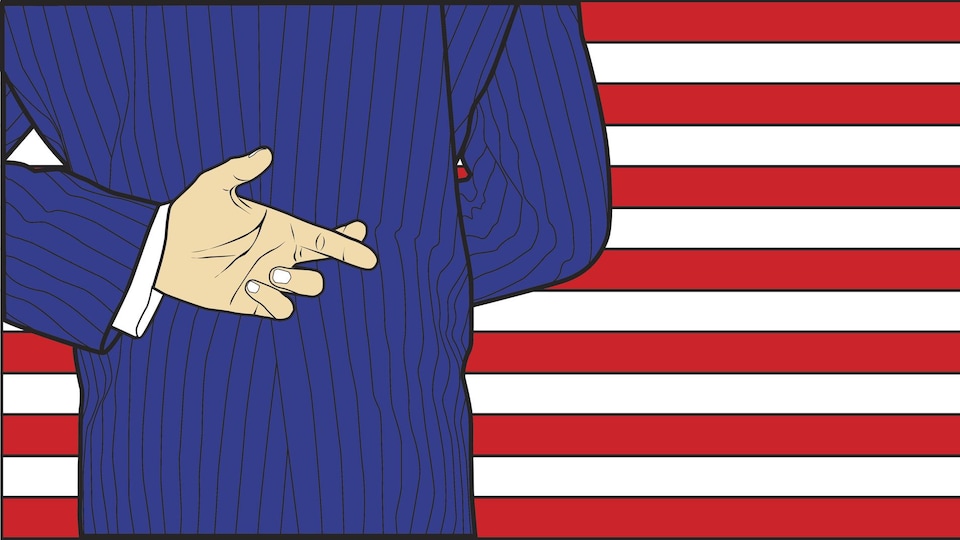 Sur un fond ressemblant au drapeau américain, un homme, vêtu d'un complet bleu, se croise les doigts derrière le dos.