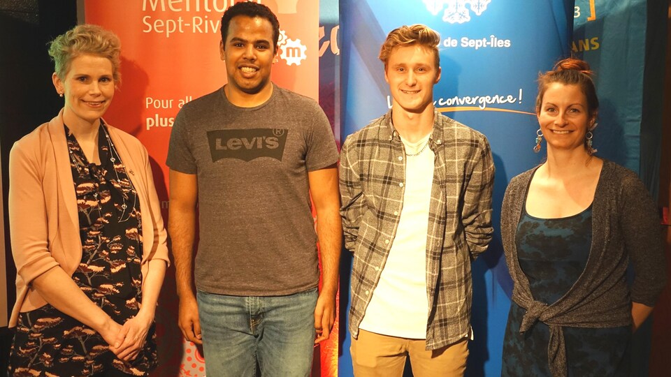 Marilou Vanier et Caroline Mailloux entourent deux des jeunes mentorés du Club entrepreneurs du Cégep de Sept-Îles.