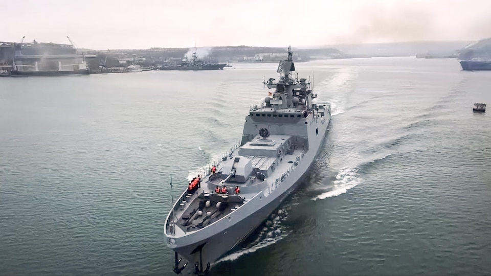 Un bateau militaire vogue sur la mer Noire.