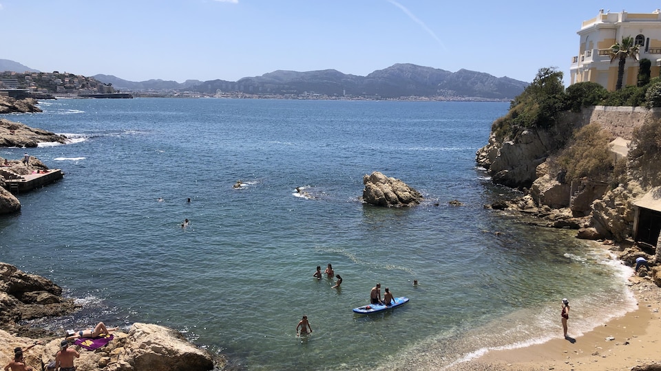 L'eau bleue de la mer, le ciel clair