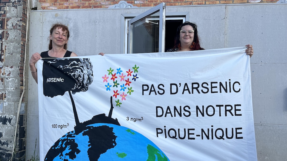 Des membres du mouvement citoyen Mères au front devant l'entrée de la salle de spectacles Le QG de Rouyn-Noranda.
