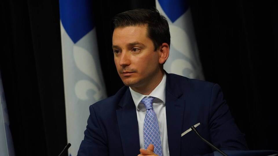 Simon Jolin-Barrette en conférence de presse.