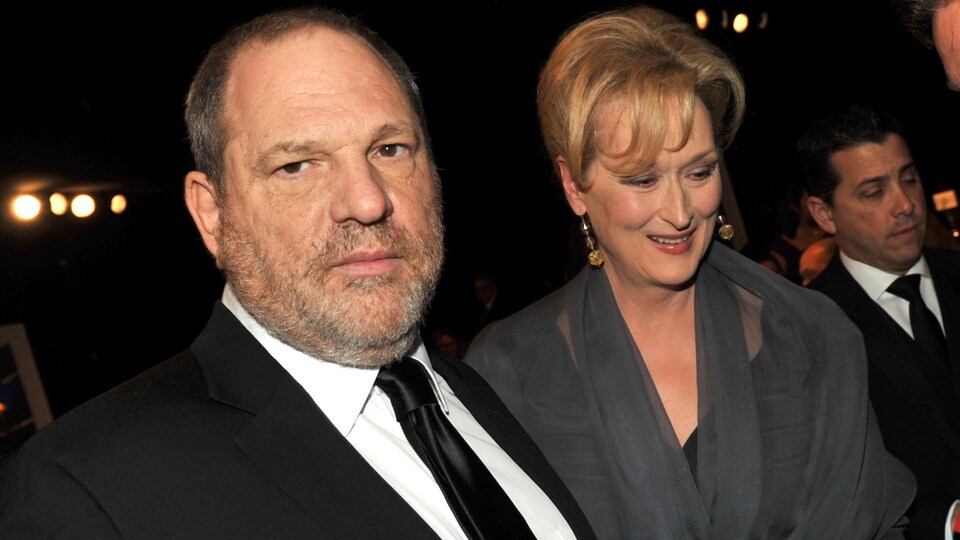 Le producteur Harvey Weinstein et l'actrice Meryl Streep prennent la pose sur un tapis rouge.
