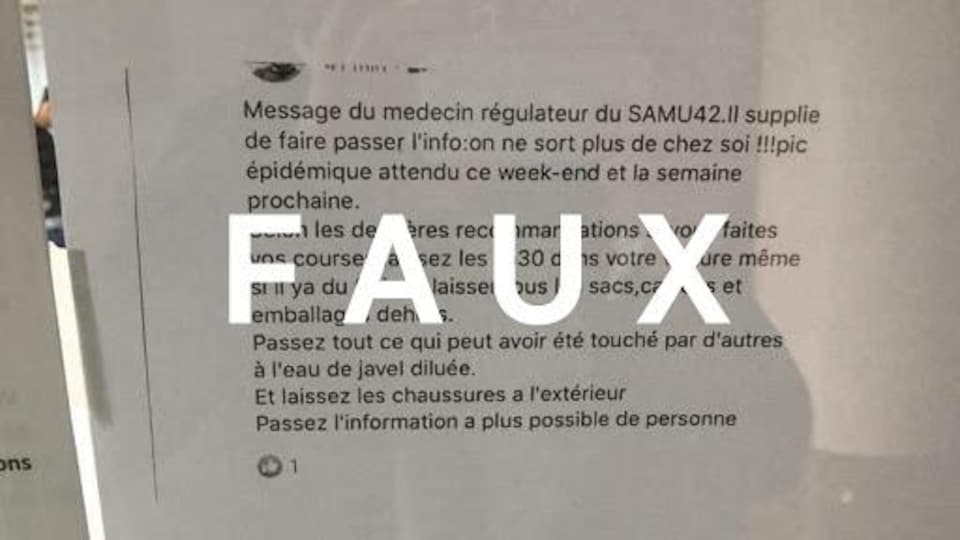 Une feuille avec une publication Facebook, collée sur une vitre, avec le mot FAUX sur l'image.