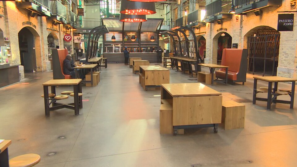 L'intérieur de La Fourche avec des tables en premier plan et un bar en arrière-plan.