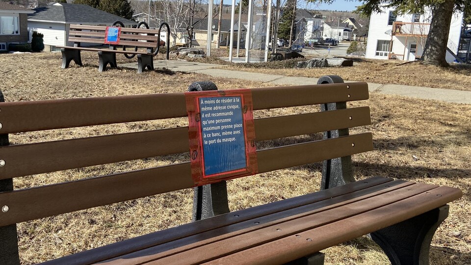 Les personnes qui s'assoient sur un banc de parc à Amos sont invitées à s'y installer seules ou avec une personne qui habite à la même adresse.