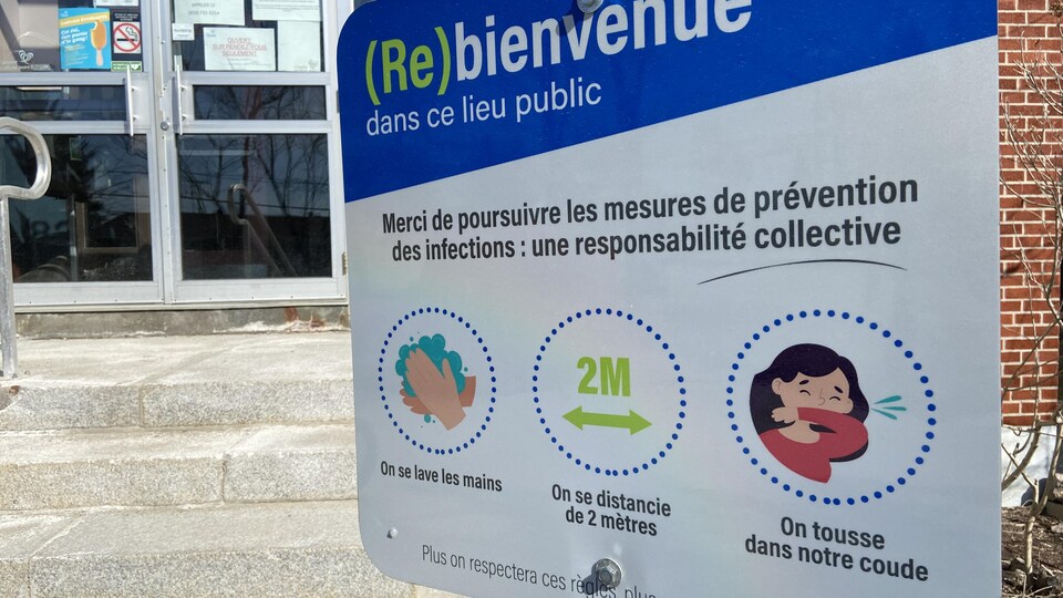 Les mesures sanitaires près de l'hôtel de ville d'Amos recommandent de se laver les mains, de respecter la distanciation de 2 mètres et de tousser dans le coude.
