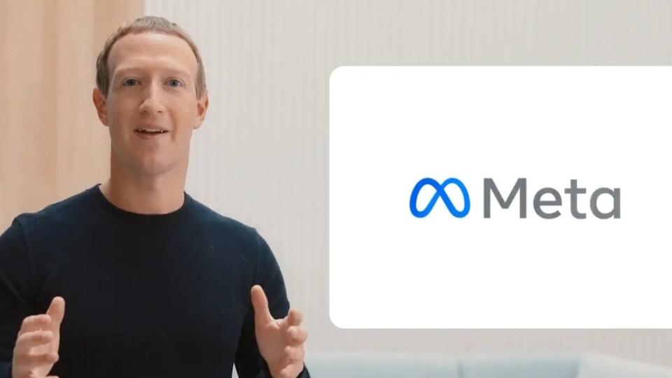 Un homme agite les mains en présentant un logo et un nouveau nom d'entreprise. 