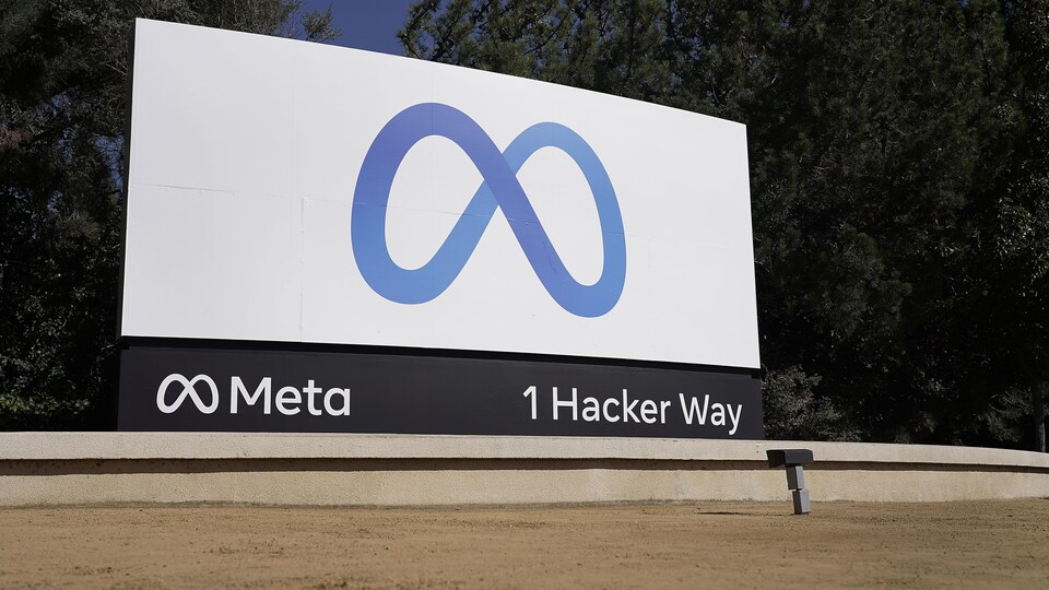 Le logo de Meta, la compagnie qui est propriétaire de Facebook, Instagram et WhatsApp, devant son siège sociale à Menlo Park en Californie.