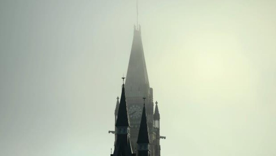 Le Parlement dans le brouillard à Ottawa.