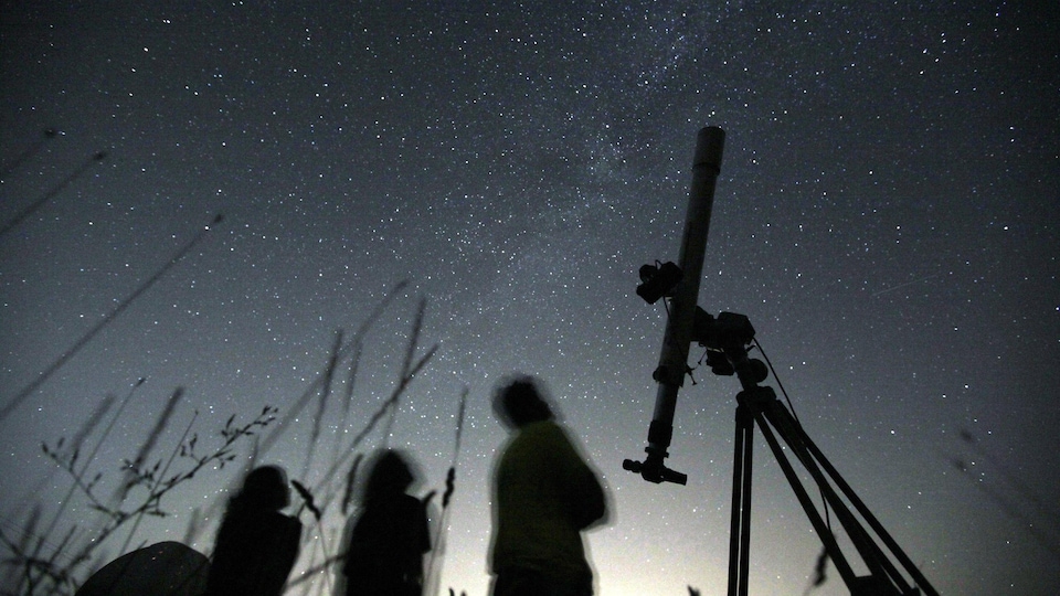 Des astronomes amateurs observent le ciel à Avren, en Bulgarie, en août 2009.