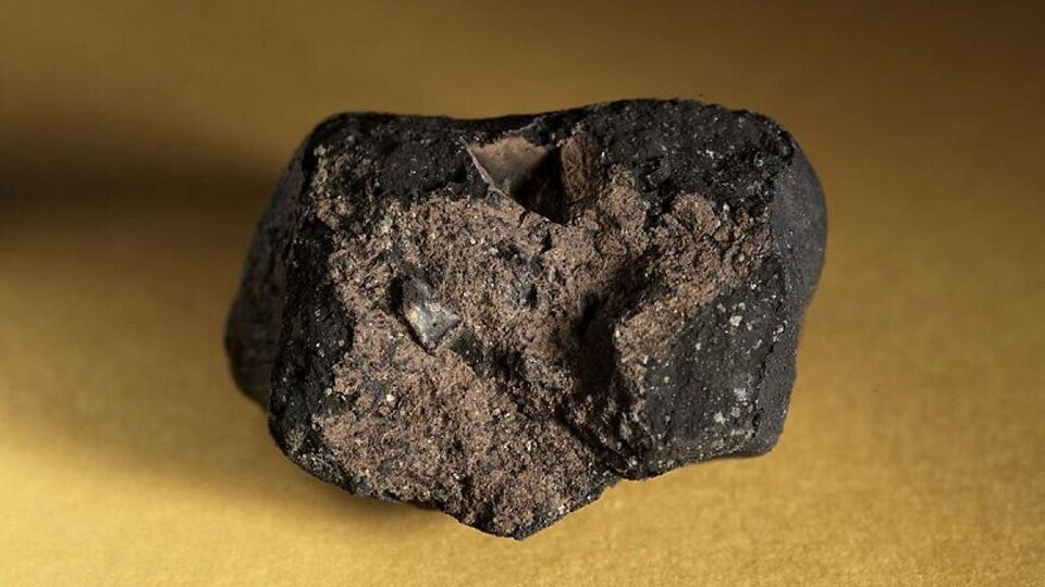 Plan serré de la météorite.